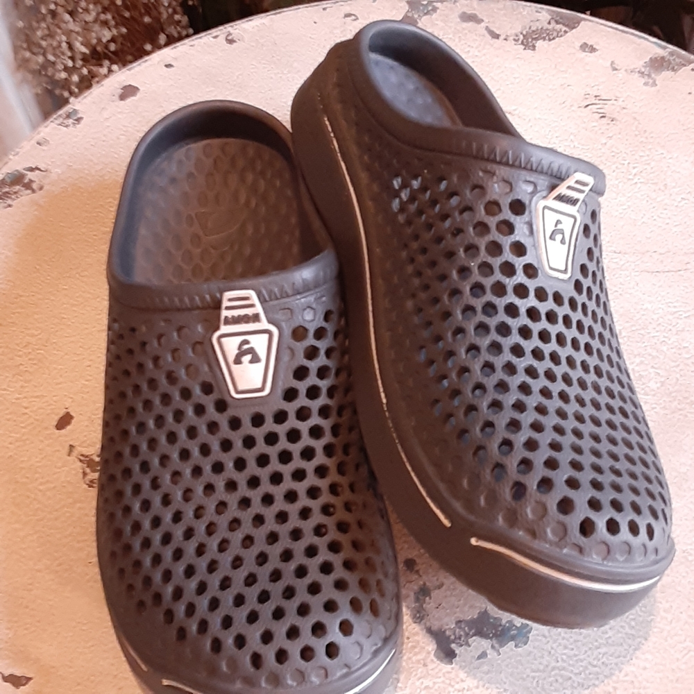 AMOJI, Breathable Perforated Clogs, Size 6